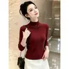 La nueva colección de otoño e invierno de Andy Rong presenta tops de punto de manga larga, ajustados y de estilo minimalista, con cuello semi-alto, perfectos como capa base o prenda interior.