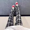 Calça masculina xadrez preta e branca, fina e estilosa para primavera e outono, com design retrô americano e corte reto relaxado