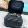 Anillo Doble T de Alta Gama Versión Alta para Hombres y Mujeres Chapado en Oro de 18K Lujo Ligero Nudo de Cuerda Doble T 1 Versión Ancho Estrecho Incrustado con Diamantes Anillo Apilable