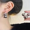 Aretes retro de bola lisa aretes diseño nicho aretes de alta gama aretes de metal de moda nueva para mujer 2024