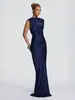 Vestido longo sem mangas com decote redondo, costas vazadas, amarração na cintura, caimento justo ao corpo, barra em cauda de peixe, elegante vestido de noite