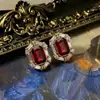 Qingdao Usado Elegante Vermelho Rubi Profundo Conjunto de Três Peças Moderno Luxo Leve Exquisito Diário Versátil Joia Conjunto Completo