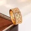 Conjunto de Pulsera y Anillo Estilo Palacio Retro Patrón Floral Hueco Superficie Curva Adornos Incrustados con Pedrería Popular en Europa, América y Oriente Medio
