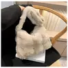 Colección de otoño 2026 transfronteriza: bolso de hombro suave de felpa para mujer, diseño moderno y minimalista, gran capacidad, bolso esponjoso