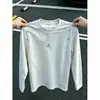 Camiseta de Manga Larga Gris con Bordado Desconstruido de Flor Blanca para Hombre Otoño Marca de Moda Hombro Normal Sudadera Cuello Redondo Holgado Capa Interior Capa Base