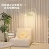 Luminária de chão cor creme estilo francês para sala de estar ao lado do sofá, luminária de pé de cabeceira para quarto, popular em pousadas online, com trama de rattan