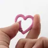 Color de pintura hebilla de resorte de aleación en forma de corazón anillo de resorte abierto llavero para auriculares colgante de equipaje accesorios de bricolaje