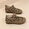 Outono 2026 Veludo Plus Quente Estampa de Leopardo Sapatos de Treino Alemães Femininos Retrô Solado Macio Slip-on Fundo Plano Confortáveis Casuais Sapatos Femininos Individuais