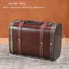 Maleta de madera vintage estilo europeo con acabado de cuero envejecido, utilizada como caja de almacenamiento, un accesorio para juegos de escape room, o una caja de exhibición para escaparates