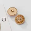 Botões redondos de metal são versáteis e adequados para ternos, jaquetas e sobretudos femininos, oferecendo acessórios de botões decorativos requintados de alta qualidade.