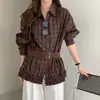 Foto Real do Novo Estilo de Moda Feminina de Dongdaemun, Coreia: Camisa Xadrez Solta com Gola Reversível, Botões de Único Botão e Bordas Franzidas, Combinada com um Cinto