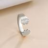 Anillo de lujo ligero con diseño de nicho al por mayor de fábrica, anillo de acero inoxidable de alta calidad para pareja con relieve abierto a la moda para mujer