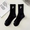 Calcetines con letra P para Mujer Calcetines de Algodón a Media Pantorrilla Estilo Otoño/Invierno Calcetines Deportivos para Hombre con Pantalones de Tiburón Pantalones de Yoga Calcetines Largos para Pareja