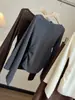 Suéter tejido casual de encaje hueco estilo francés con cuello de una línea descubierto para mujer, nueva colección de otoño, corte holgado, adelgazante, top versátil