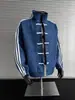 Jaqueta de outono azul e branco com retalhos e três listras, gola alta, para homens, novo top abotoado estilo chinês com toque de alta qualidade