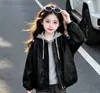Traje de Primavera y Otoño para Niñas 2026 Nuevo Estilo para Niños Medianos y Grandes Verano Sudadera de Celebridad de Internet de Moda Chaqueta de Cuero PU Pantalones Casuales Conjunto de Tres Piezas