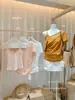 Liquidación sin devoluciones ni cambios Conjunto de dos piezas estilo coreano suave de verano: top tipo camisola de encaje + camiseta pequeña de un hombro 28127