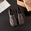 Sapatos pequenos de couro estilo faculdade versáteis outono novo 2026 salto grosso sapatos de salto único slip-ons sola grossa mocassins saia feminino não