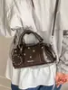 Bolsa Retrô para Mulheres 2026 Nova Moda Primavera Nicho Bolsa de Ombro com Tachas Bolsa Transversal para o Dia a Dia Bolsa Feminina