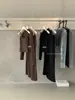 Colección Otoño 2026: Conjunto casual de tres piezas para mujer de alta gama con pantalones anchos en color negro y café, que incluye una chaqueta elegante y sencilla y un top de tirantes.