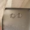 Aretes de Diamantes con Anillo Enrollado Aretes para Niñas Estilo Frío Sentido de Alto Nivel Nicho Ins Elegantes Artísticos Aretes de Hebilla para la Oreja