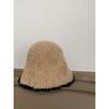 Sombrero de cubo a juego de colores de rollo de cordero para niñas elegante elegante de alta gama sombrero de lámpara de mesa suave glutinoso cálido que hace que la cara se vea pequeña sombrero de pescador pequeño para hombres