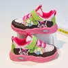 Zapatos deportivos para niños al por mayor 2026 otoño nuevo modelo malla transpirable zapatos para niñas princesa suela suave ligeros zapatos casuales