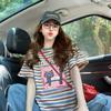 Camiseta de Algodão Puro com Patchwork de Renda Chique de Alta Qualidade para Mulheres, Estilo Doce e Cool, Graffiti de Desenho Animado, Corte Solto, Top Listrado Emagrecedor, Moderno