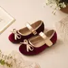 Sapatos de princesa de veludo com sola macia para meninas, calçados formais de outono e inverno para daminhas, sapatos Mary Jane com velcro e laço
