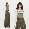 Moda Nova Outono e Inverno 2025 Macacão com Estampa de Leopardo Feminino Solto Cintura Alta Efeito Emagrecedor Caimento Amplo Perna Larga Calça Jeans