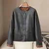 Moda em Pequenas Quantidades Roupas Estilo Novo Primavera 2026 Jaqueta de Couro PU Elegante Versátil Gola Redonda Casaco de Lado Único para Mulheres