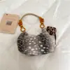 Bolsa de Axila de Pelúcia Estilo Retrô Feminina 2026 Outono/Inverno Nova Versátil com Contas Manual de Mão Bolsa de Ombro Bolsa para Celular para o Dia a Dia