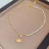 Colar Folha de Bordo Pérola com Zircônia Banhado a Ouro Real, Requintado e Elegante, Corrente Versátil para Clavícula com um Toque de Luxo Leve e de Alta Qualidade