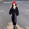 Conjunto versátil de dos piezas para niñas estilo preppy nuevo 2026 con top de manga larga con capucha y pantalones casuales a cuadros.