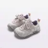 Sapatos casuais da moda e versáteis para meninas, nova coleção primavera/outono 2026, sapatos infantis de sola macia estilo Forrest Gump, para crianças maiores, sapatos de pai para atividades ao ar livre