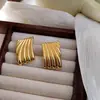 Brincos Individuais de Liga Metálica da Moda Listras Metálicas Studs Geométricos Retro Europeus Americanos para Mulheres Joias de Orelha com Sensação de Luxo Leve High-End Venda por Atacado