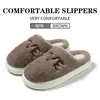 Venta al por mayor de pantuflas de algodón de invierno para mujer, nuevo estilo 2026, antideslizantes, cálidas, de color liso, para uso en interiores en casa, con suela gruesa, forradas de felpa y esponjosas