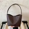 Bolsa feminina de grande capacidade, novo modelo de verão 2026, bolsa de ombro de luxo leve de nicho, bolsa de axila vintage para o dia a dia