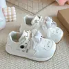 Zapatillas de entrenamiento alemanas lindas con temática de gato para mujer, nuevo estilo primavera y otoño 2026, zapatillas deportivas casuales de suela blanda, zapatillas blancas ligeras estilo Forrest Gump.