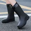 Sapatos de água de cano médio estilo rua europeu e americano para mulheres, galochas femininas antiderrapantes estilo coreano, sapatos impermeáveis com solas grossas