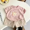 Conjunto de roupas de verão para meninos e meninas, novo conjunto estiloso e moderno de duas peças com manga curta e shorts para crianças