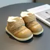Botas de Neve de Lã Forradas para Bebê Padrão Diamante Fecho de Velcro Sapatos de Algodão para Crianças Pequenas Sola Macia Antiderrapante Sapatos de Inverno para Bebês Caminharem