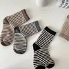 Calcetines japoneses para niños estilo académico simple retro ins moda calcetines a rayas Joker algodón calcetines Zhuji al por mayor