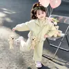 Conjunto de Primavera y Otoño para Niñas 2026 Nuevo Estilo Elegante Versión Coreana Sudadera con Capucha Pantalones Casuales Pantalones Cargo Ropa de Otoño Conjunto de Tres Piezas