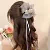 Dulce Atmósfera de Vacaciones en la Playa junto al Mar con Flores de Hibisco de Colores, Pasadores Bohemios de Plumeria y Accesorios Florales para el Cabello