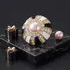 Broche de aleación de vidrio con diamantes de imitación para mujer, pequeño mini alfiler, luz antirretorno, accesorio fijo, decoración con baño de oro medio.
