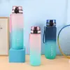 Garrafa de Água Plástica Personalizada Portátil com Cor Gradiente de Alta Capacidade para Homens e Mulheres Estudantes, Adequada para Ciclismo e Fitness, com Estilo Chinês
