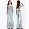 Calça flare de brim stretch bordada de cor clara da LiLi para mulheres, verão 2026, cintura baixa, corte slim, perna longa que alonga a silhueta
