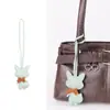 Colgante de gato con pajarita estilo coreano, adecuado para regalos diarios y festivos, decoración de ropa, colgante para llavero de coche, disponible para venta al por mayor