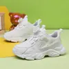 Sapatos Infantis Meninos Brancos 2026 Primavera e Outono Novos Tênis Esportivos Respiráveis Campus Meninos Estudantes Tênis Esportivos para Corrida